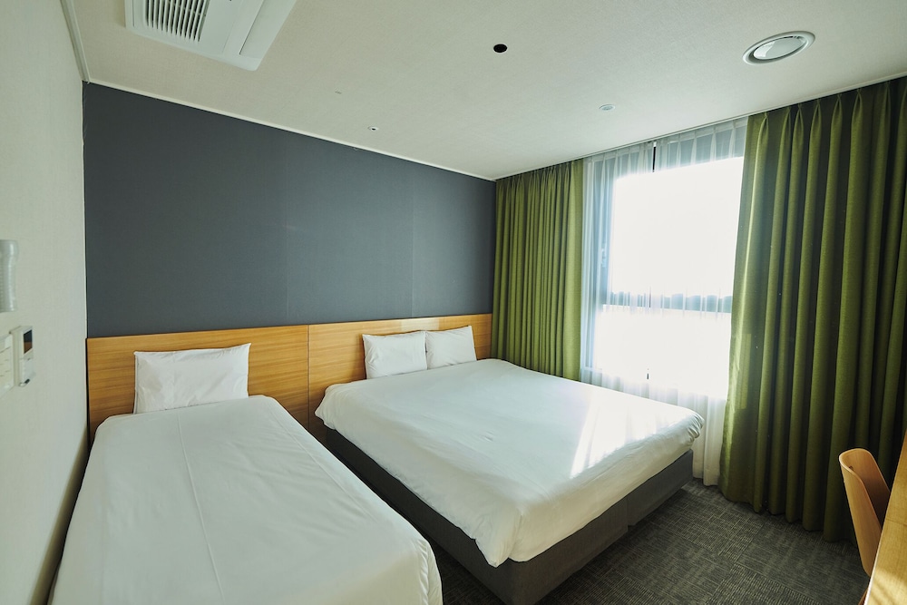 FAMILY, TWIN BEDS