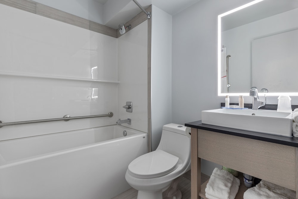 Emerald Hotel and Suites Calgary Airport 32/33