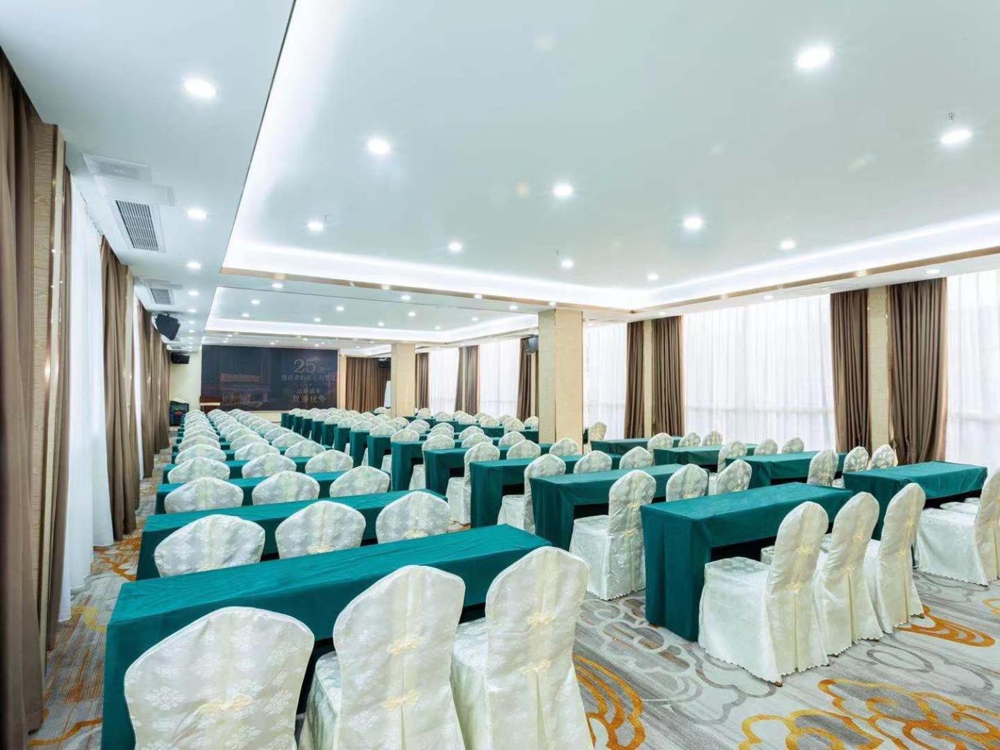 Vienna Hotel (Foshan West Railway Station Airport Branch) 22/23