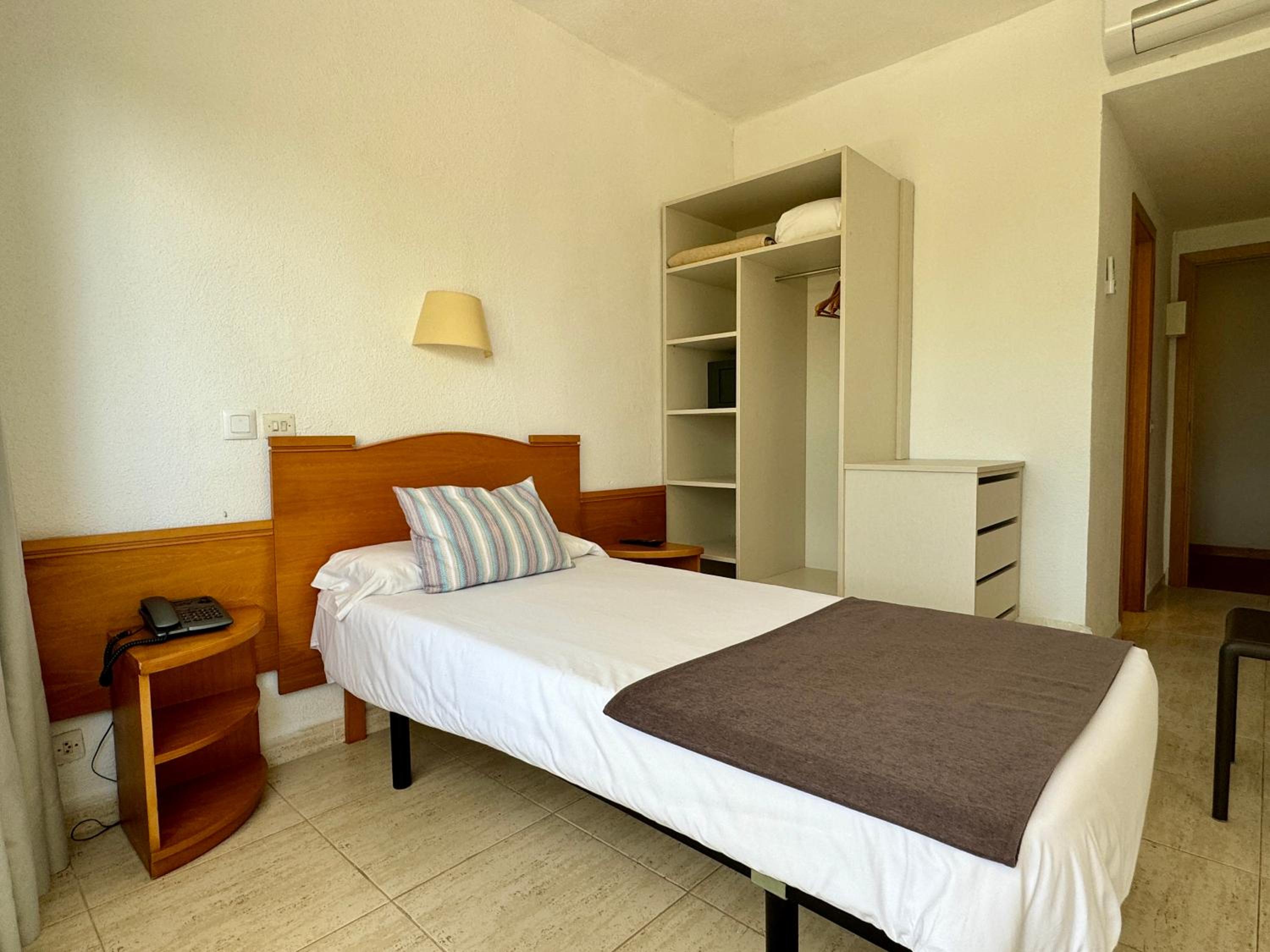 ROOM, SINGLE