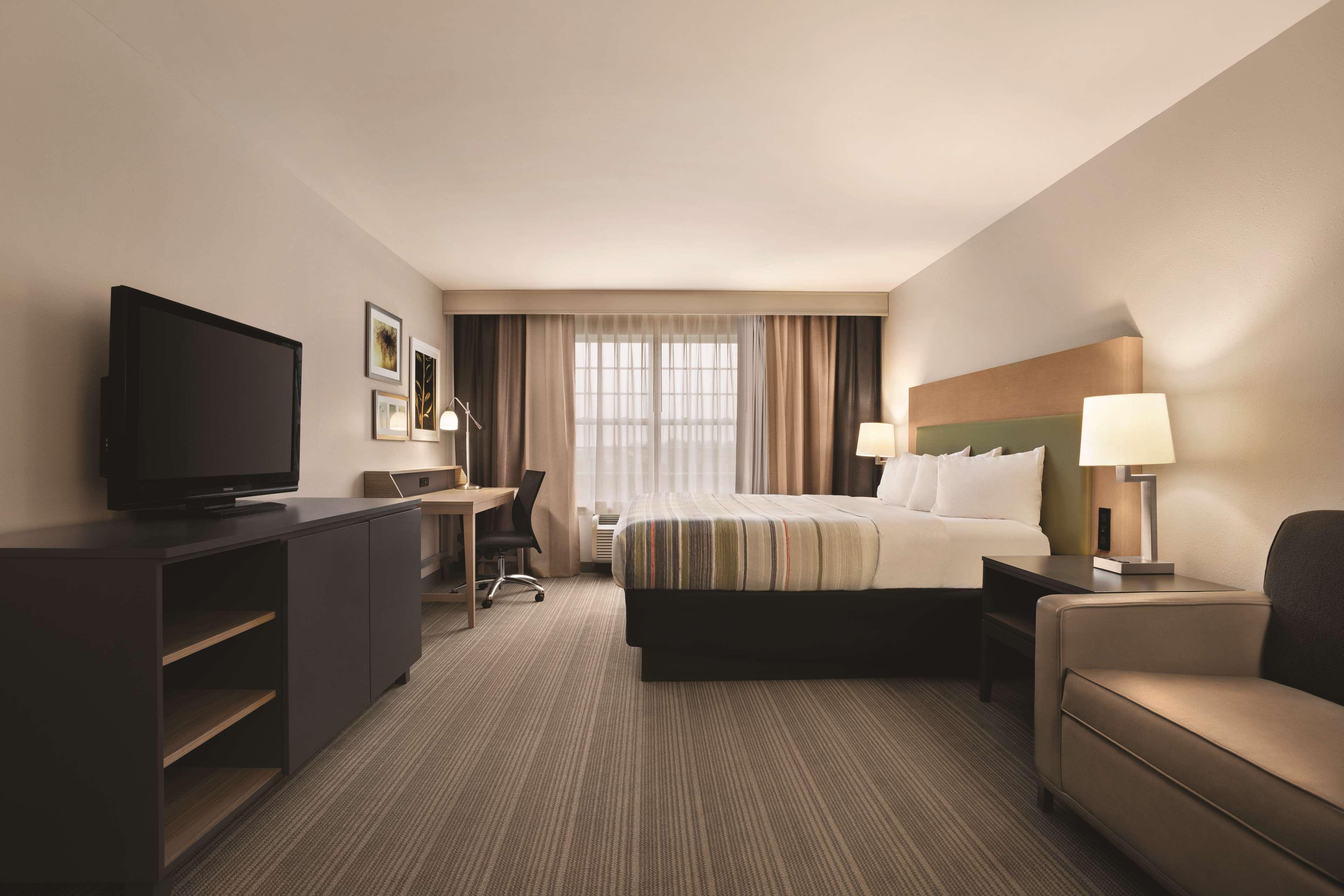 Studio, King Bed, Country Inn & Suites By Radisson, Bowling Green, KY 2/2