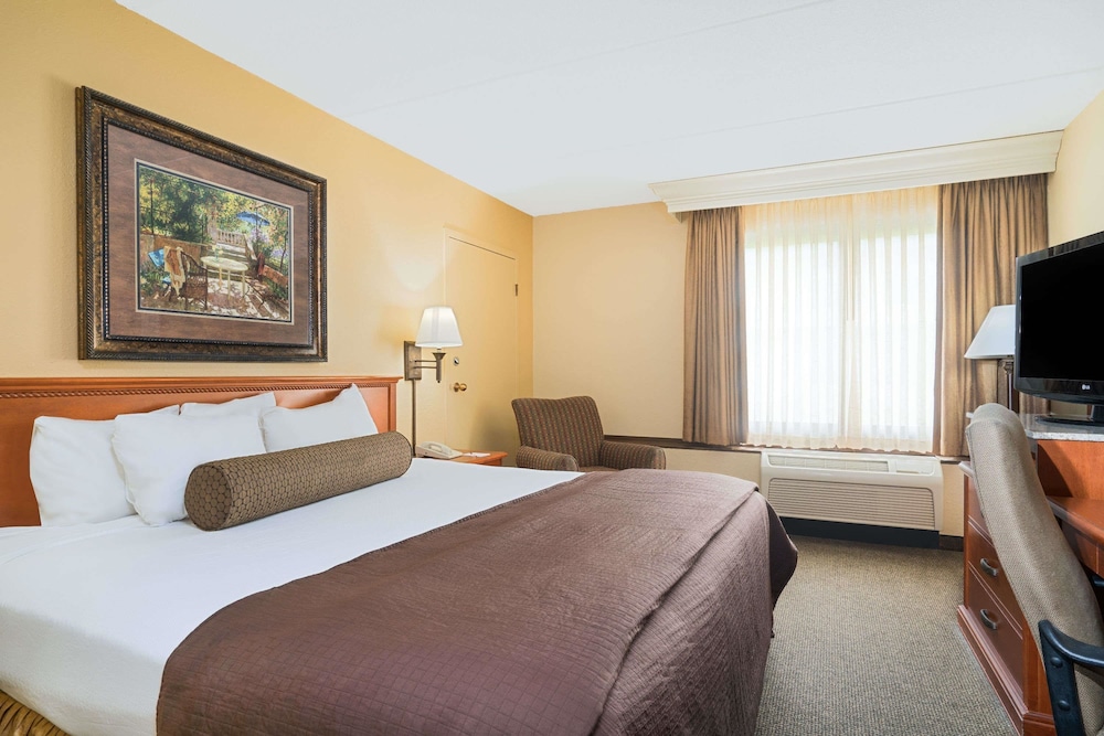 Ramada by Wyndham Plymouth Hotel and Conference Center 16/57