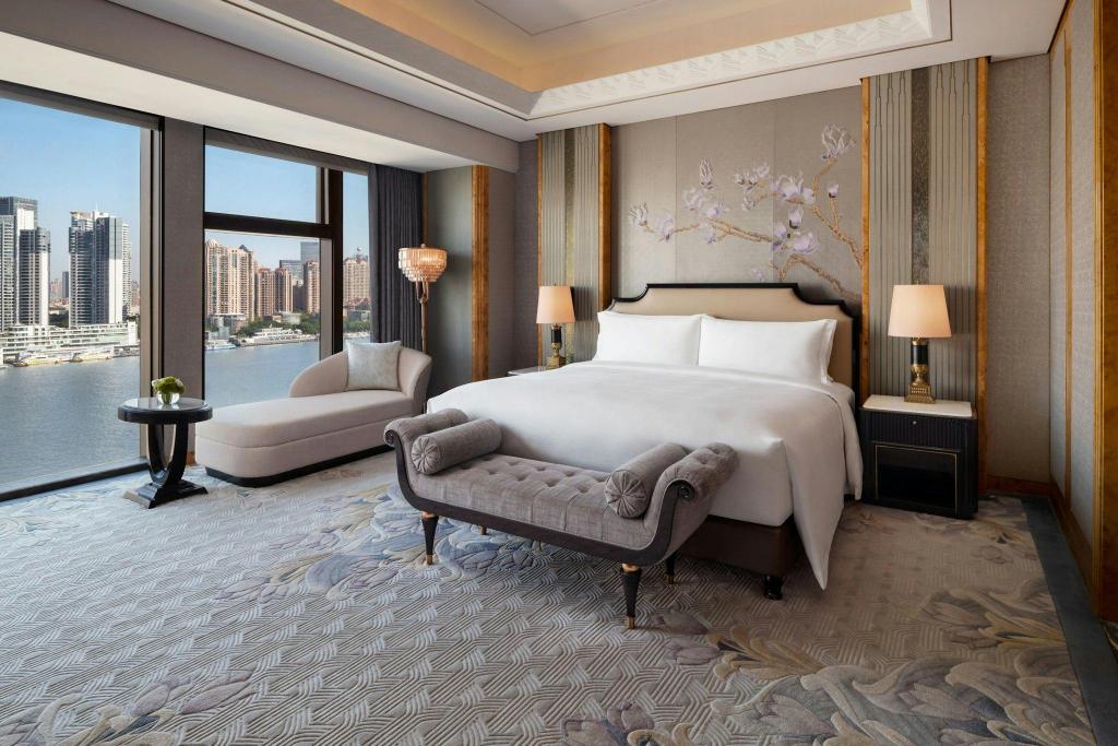 Metropolitan, Suite, King Bed, Pearl Tower View