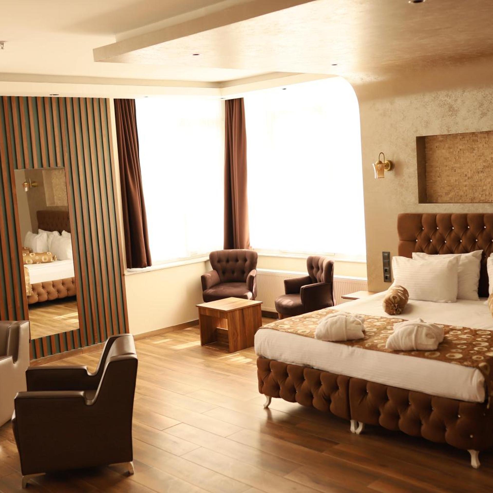 Room, King Bed, Pool View