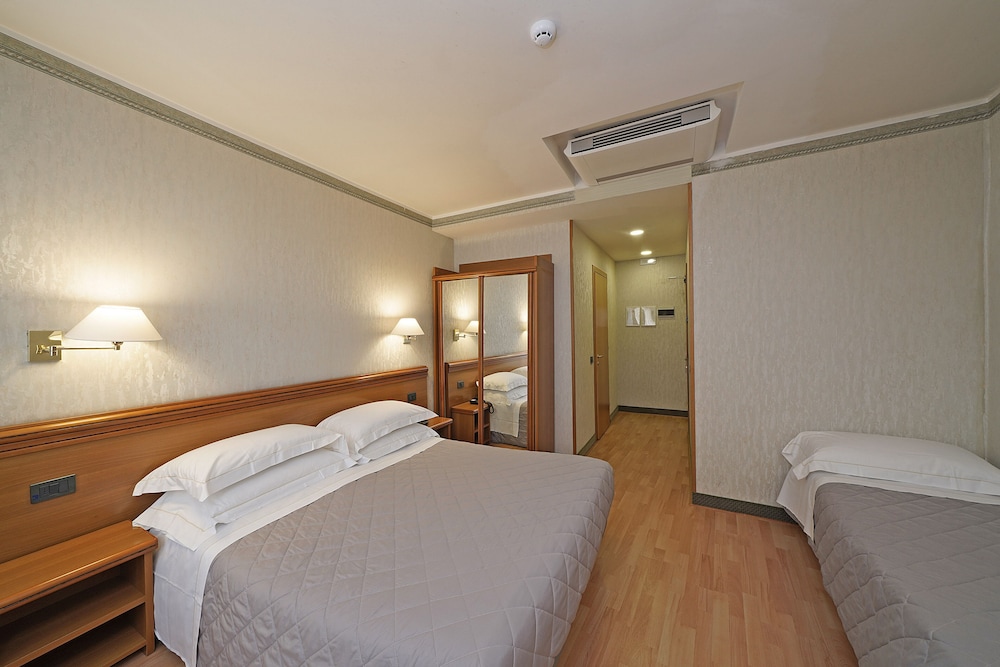 Du Lac Hotel 21/69