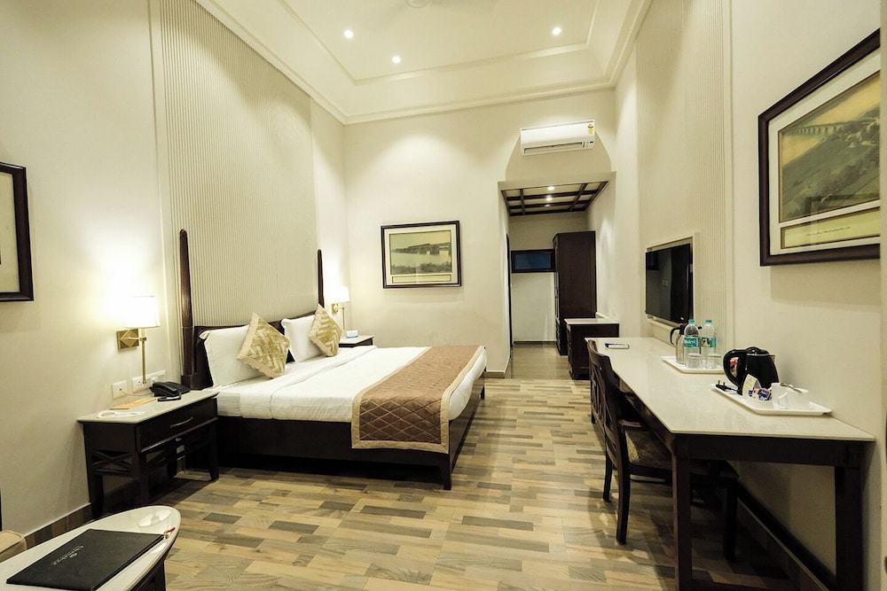 Chanakya Bnr Hotel 17/50