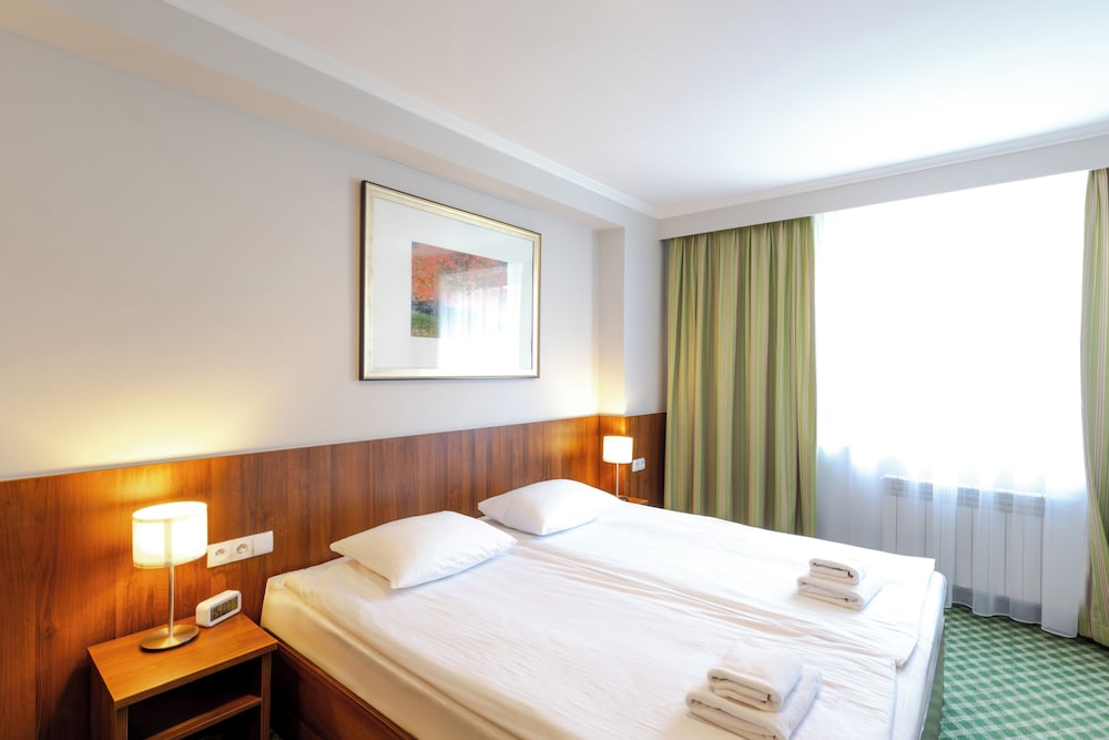 Hit Hotel 16/73