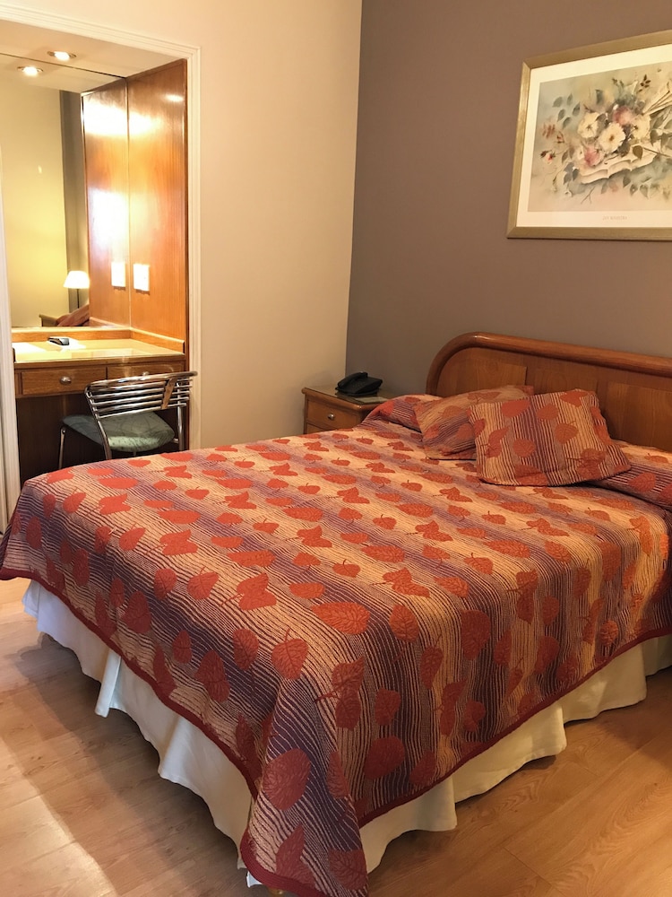 SUPERIOR, QUEEN BED