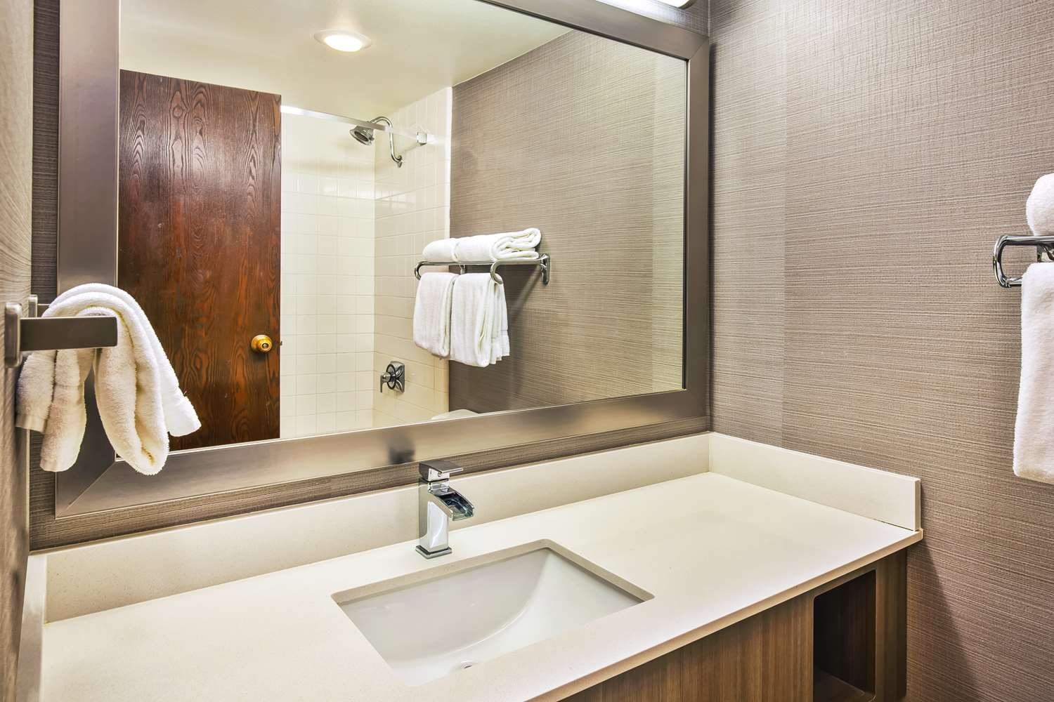 Suite, King Bed, Corner