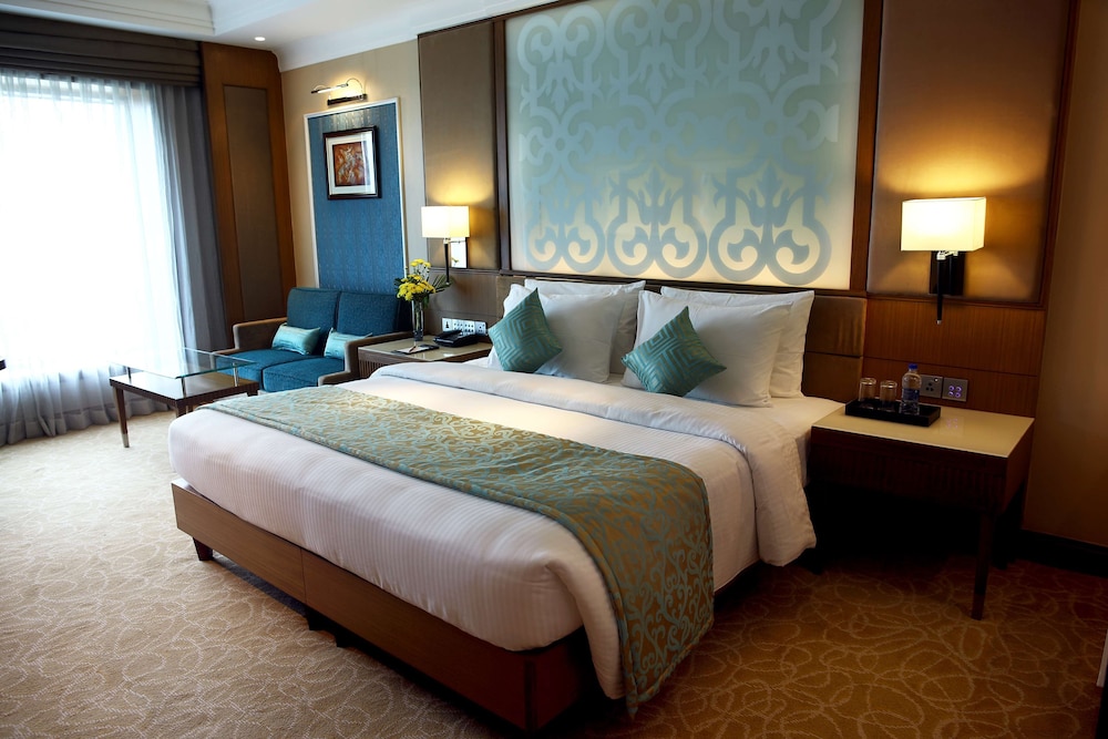 ROOM, KING BED