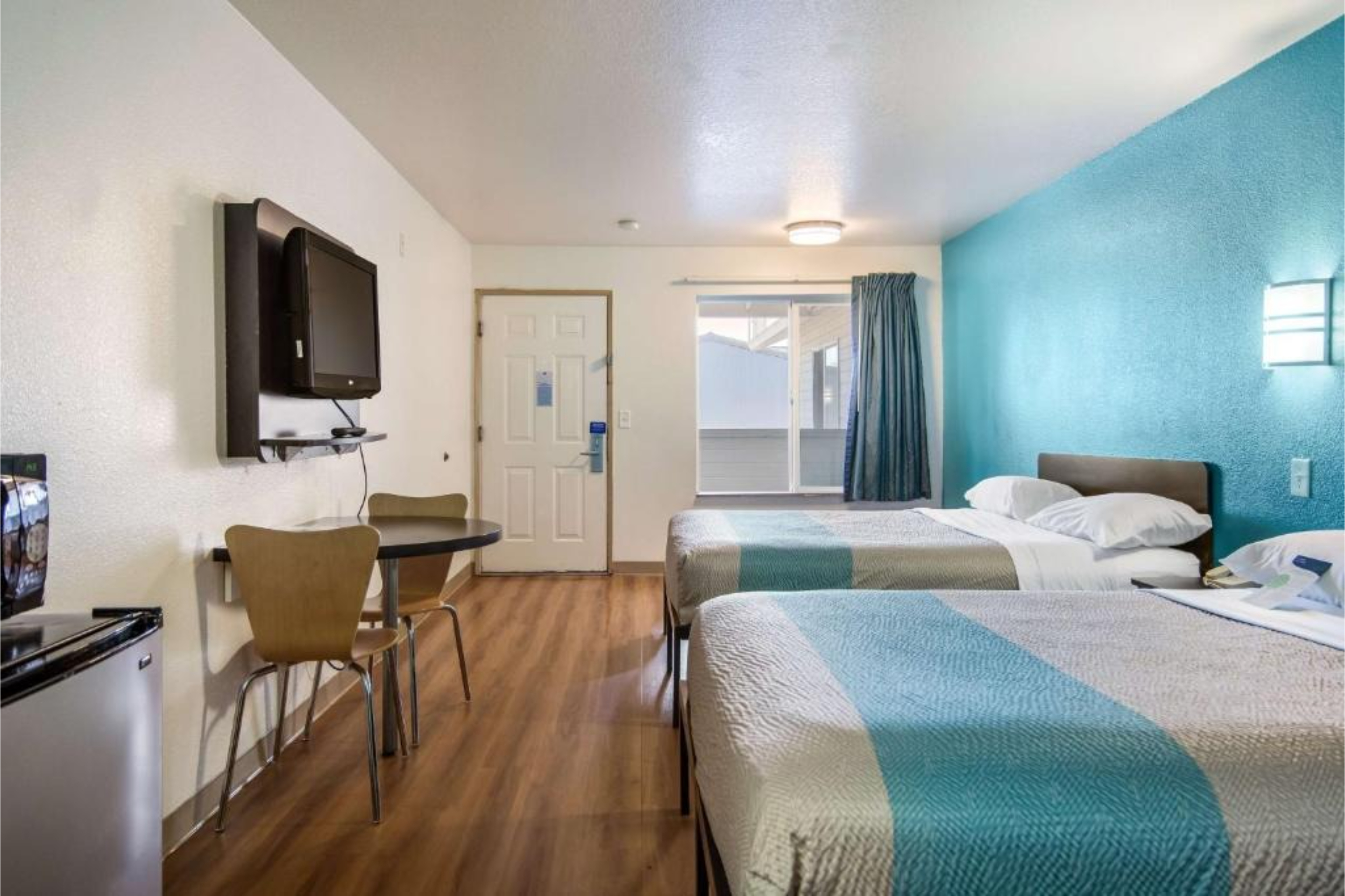 2 Queen Beds - Non-Smoking, Micfridge