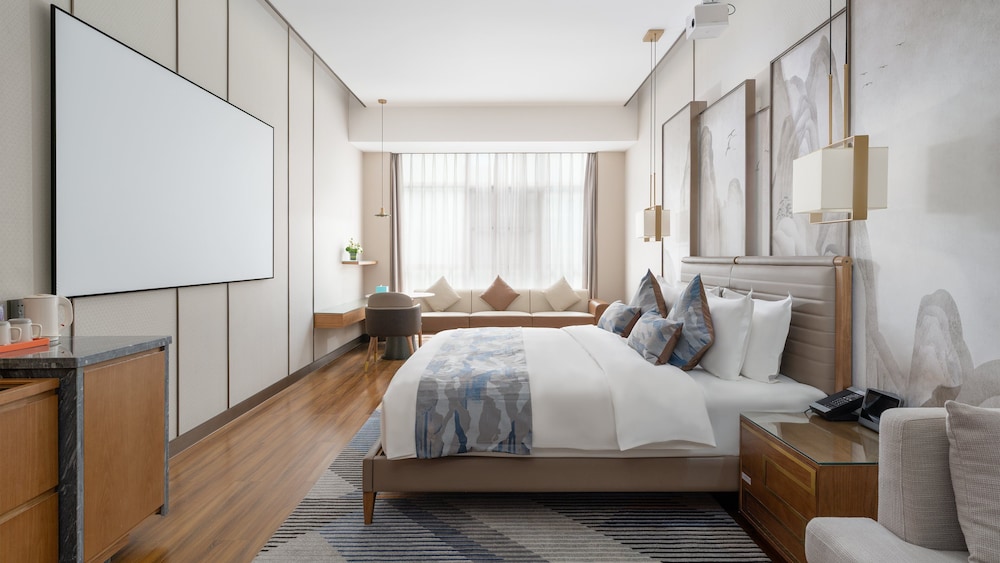 Standard, King Bed, Extra Floor Space