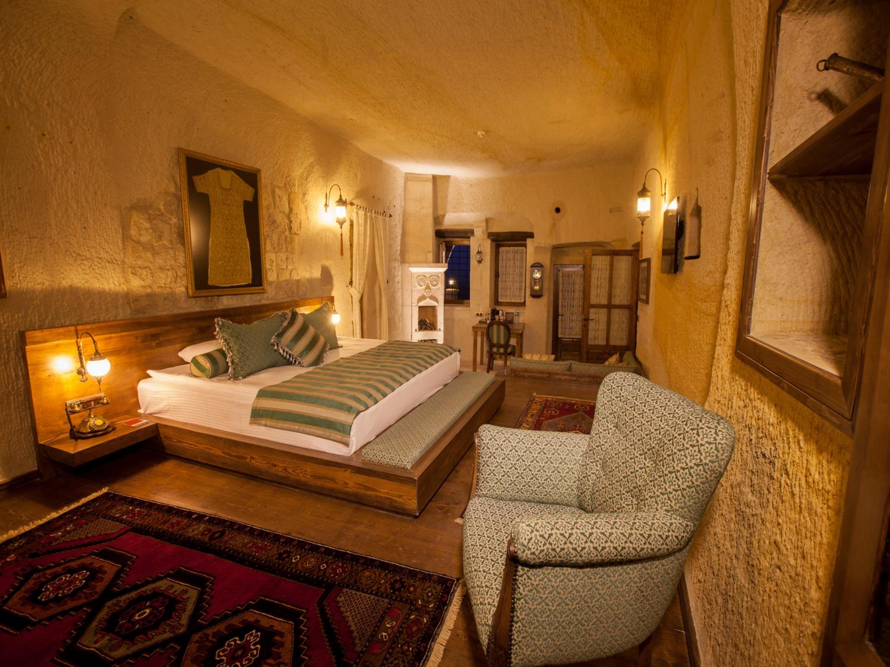 Cave, Royal, Suite, King Bed