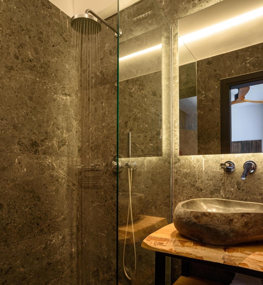 VRACHOS SUITES MYKONOS 74/75
