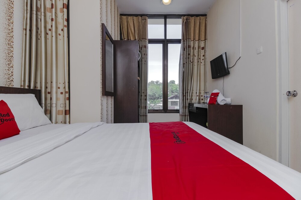 RedDoorz Plus @ Paal 2 Manado (RedDoorz - Elfah Hotel) 13/41