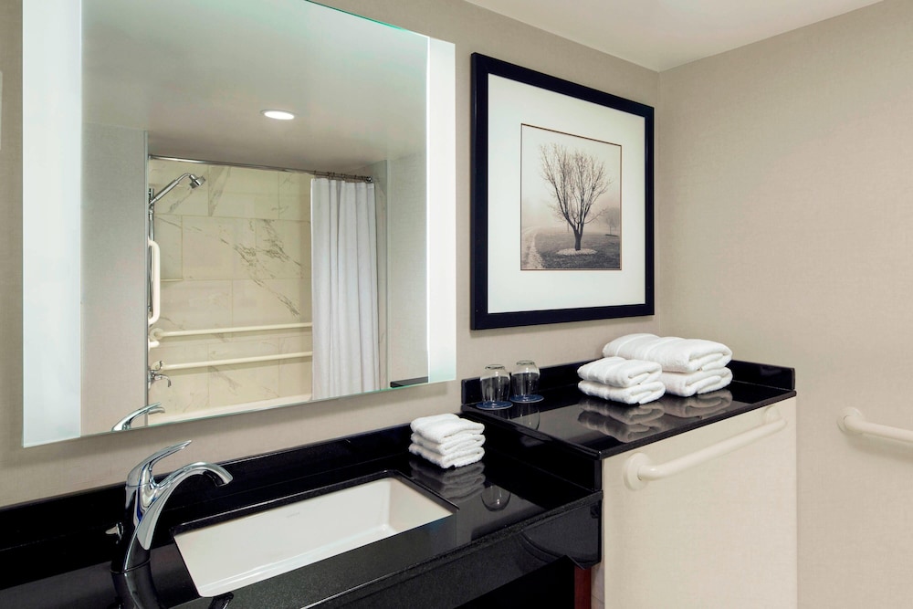 غرفة كلوب بسريرين مزدوجين لذوي الإعاقة، Sheraton West Des Moines Hotel 2/2