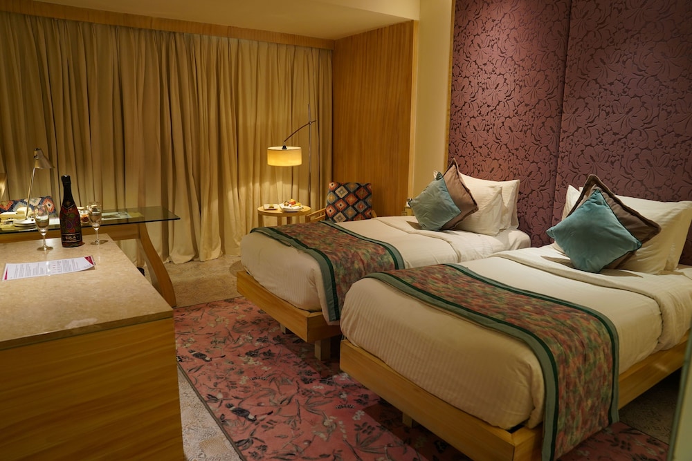 DELUXE, TWIN BEDS, BATHTUB