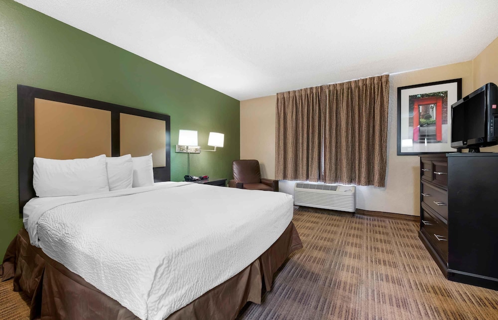 STUDIO, QUEEN BED
