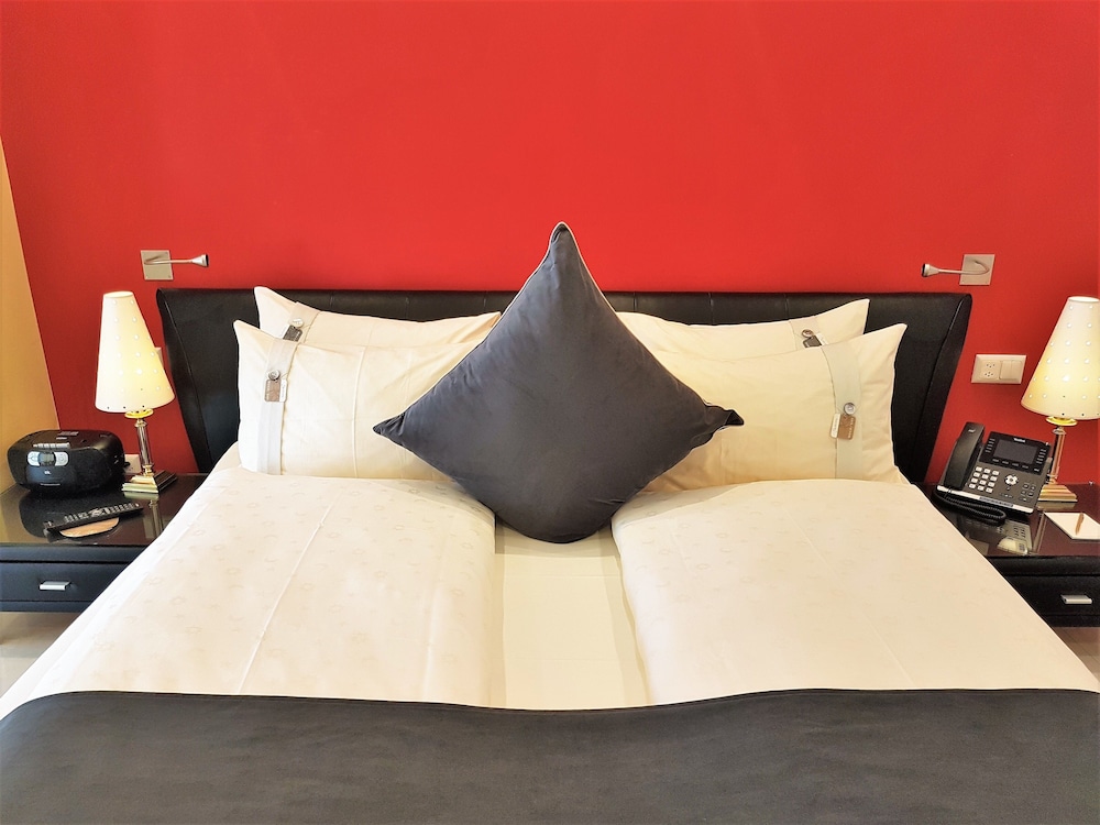 Gaia Hotel 30/75