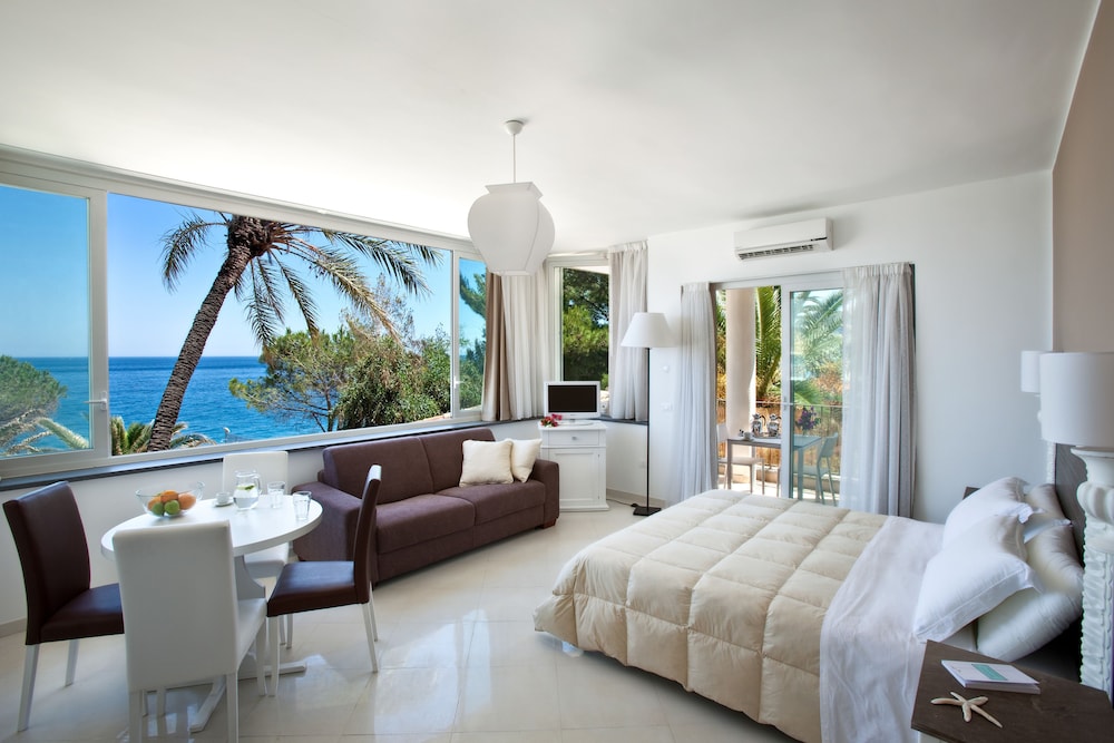 1 Bedroom, Studio, Suite, Double Bed, Beach Front, Balcony