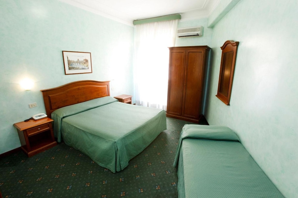 Adriatic Hotel 8/43