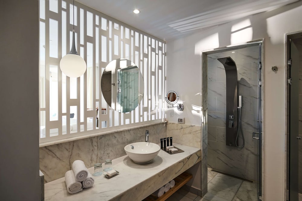 Swim Up, Suite, 1 King and 1 Single Beds