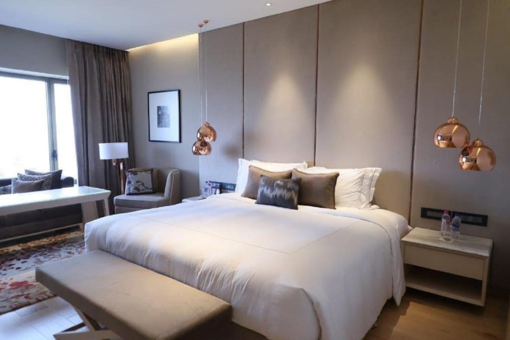 TAJ LANDS END 15/84