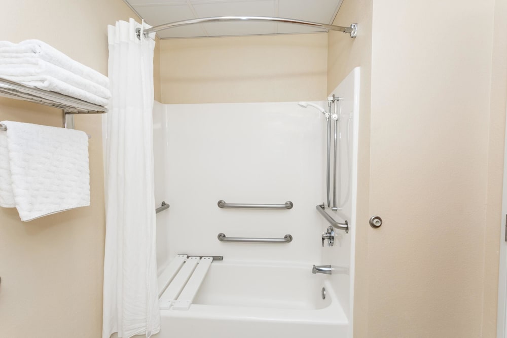 Days Inn & Suites by Wyndham Savannah North I-95 16/41
