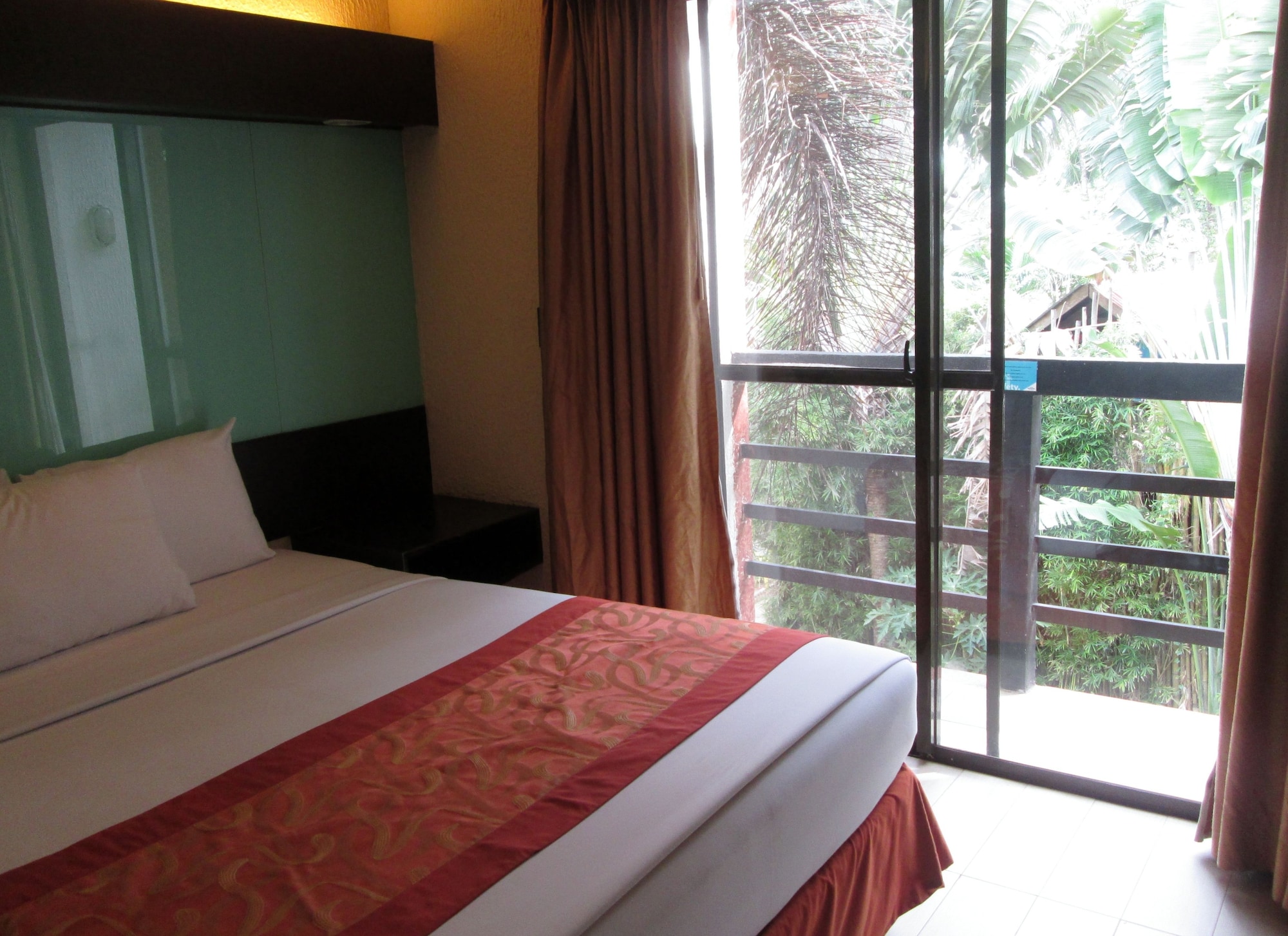 SUITE, QUEEN BED