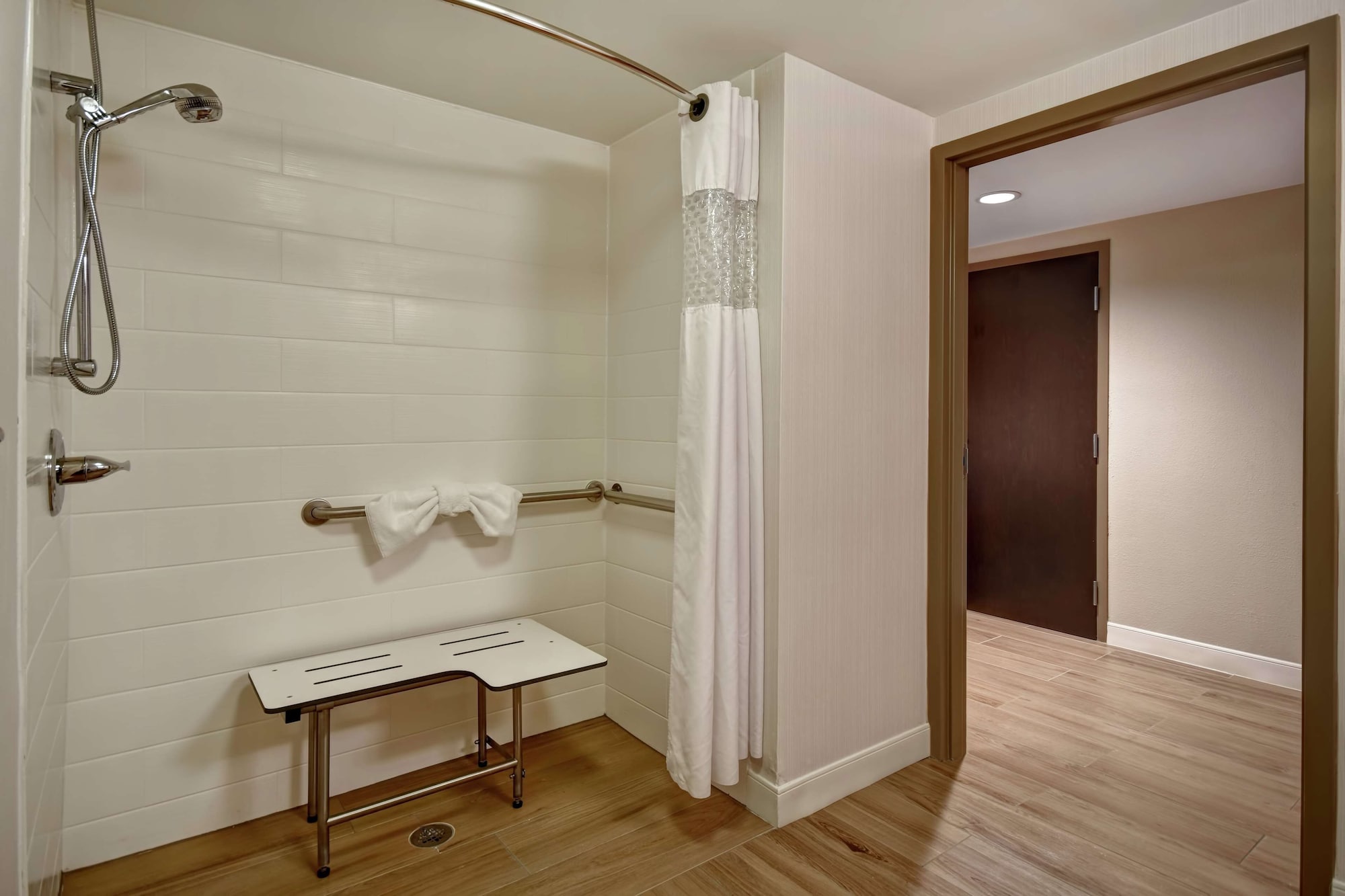 غرفة بسرير كينج مع أريكة لذوي الإعاقة، Hampton Inn Auburn 4/4