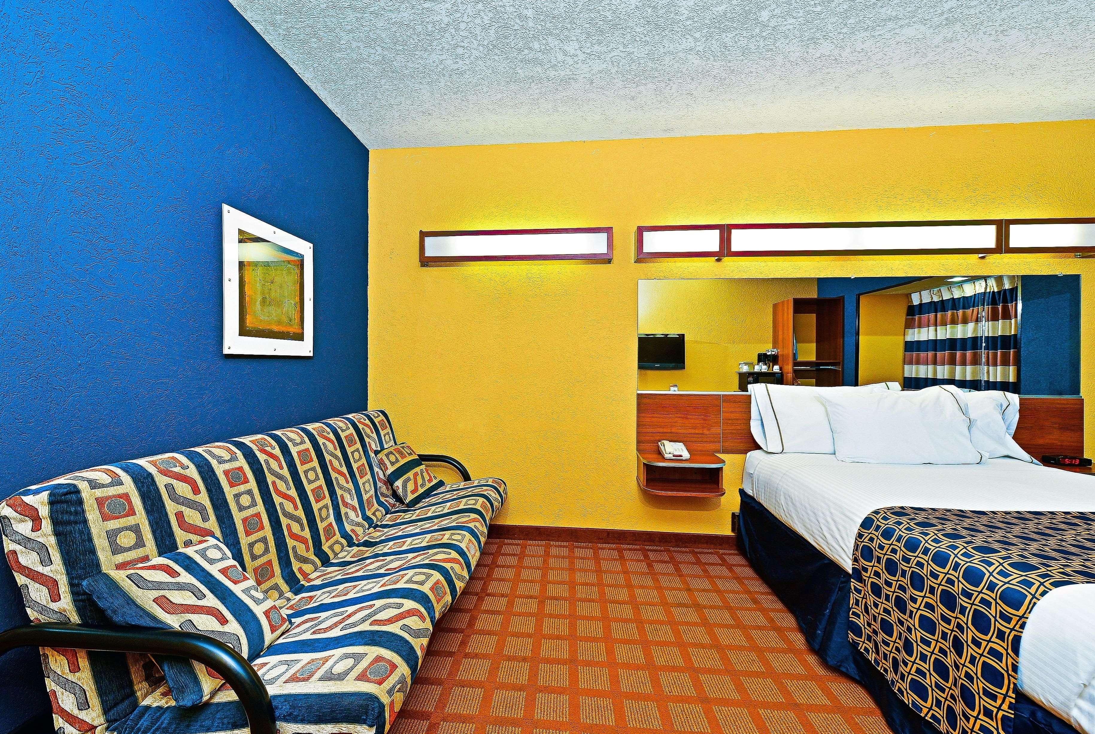 Suite, King Bed, Accessible