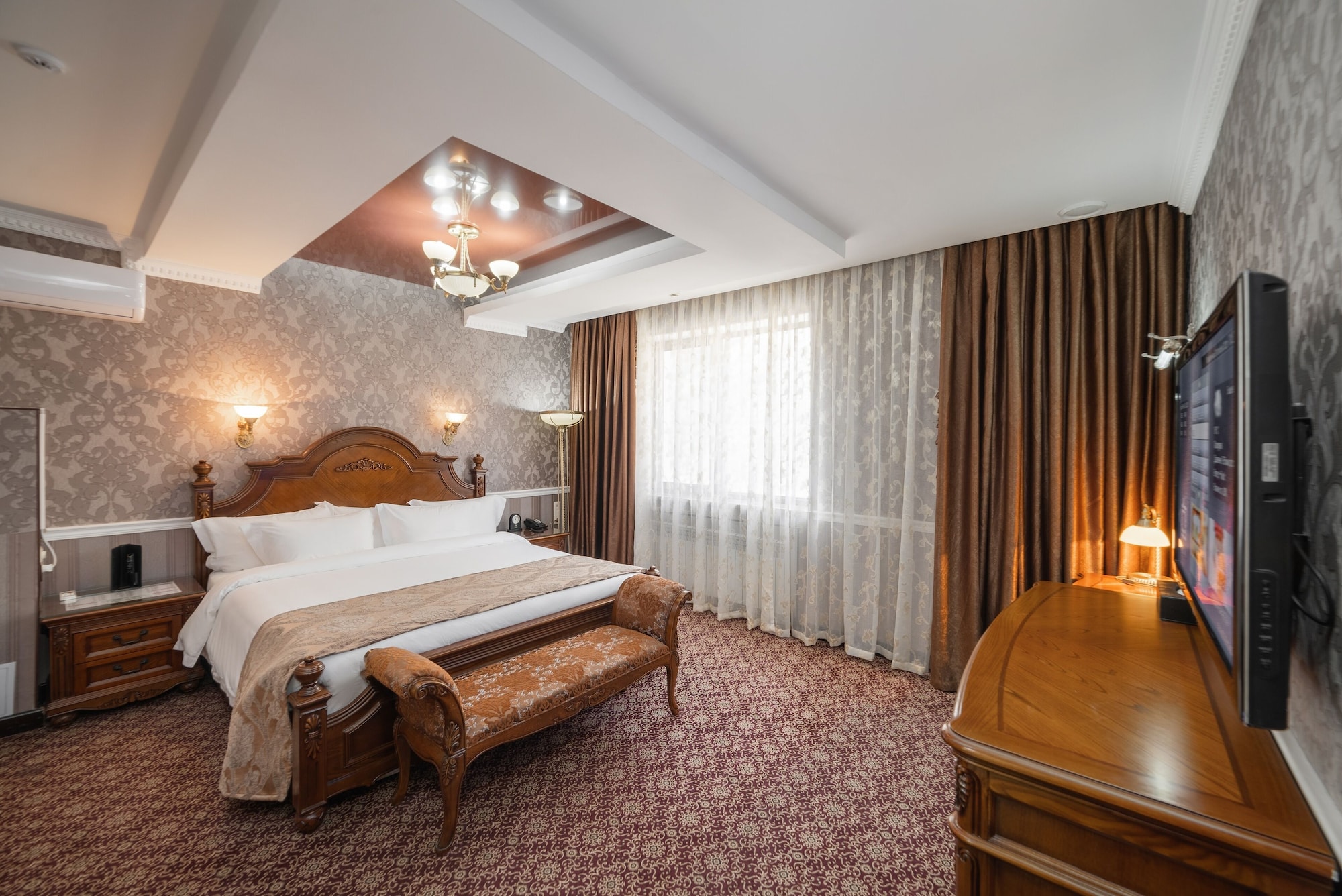 PRESIDENTIAL, SUITE