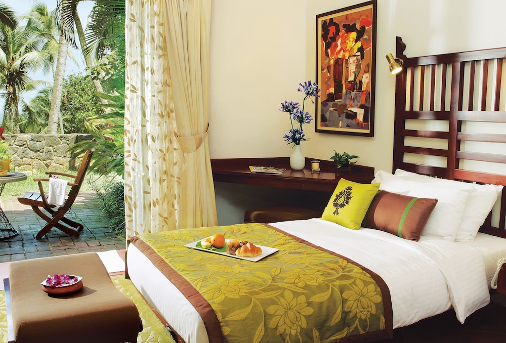01superior cottages garden view king bed