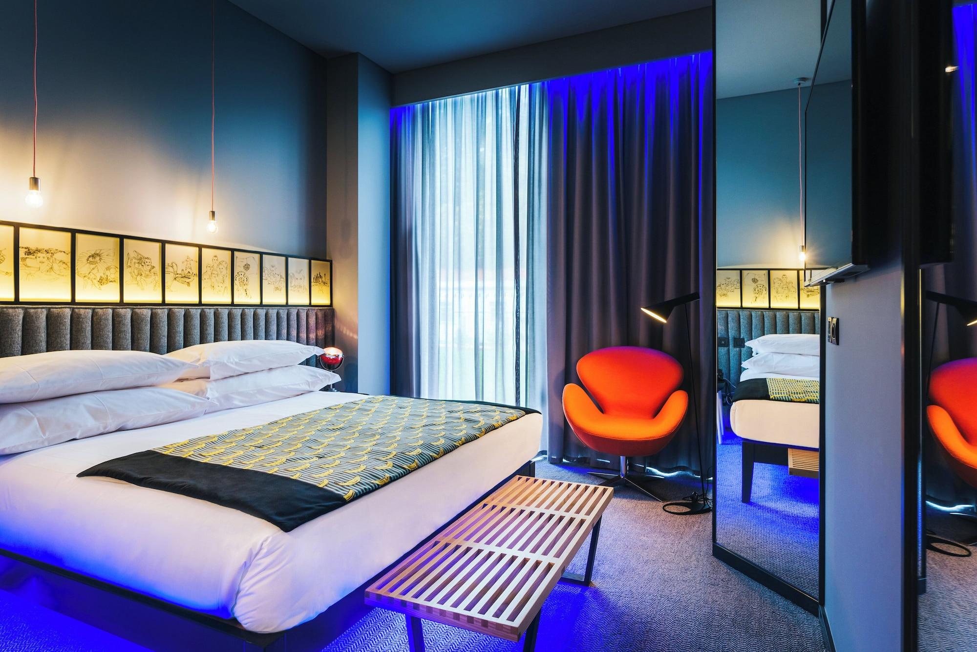 Room, Double or Twin Bed