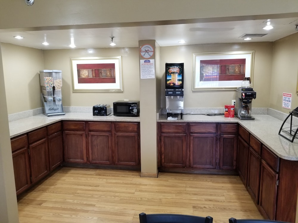 OYO Travelodge by Wyndham Lansing IL