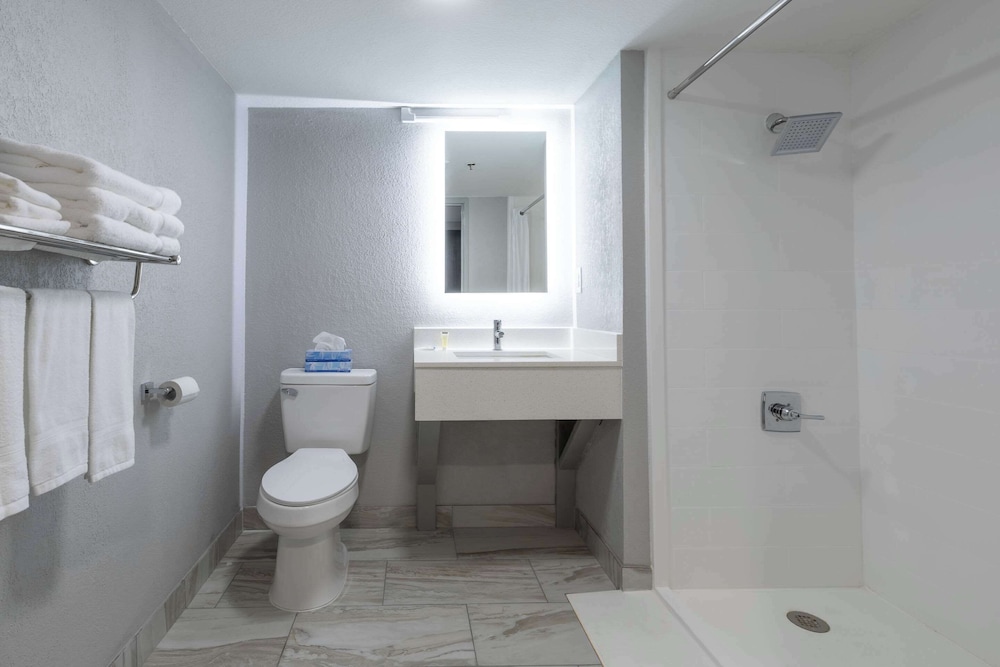 غرفة قياسية بسريرين كوين، Rodeway Inn & Suites Near Outlet Mall - Asheville 6/8