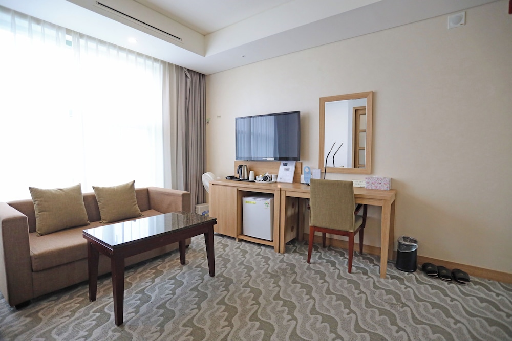 Sunshine Hotel 33/54