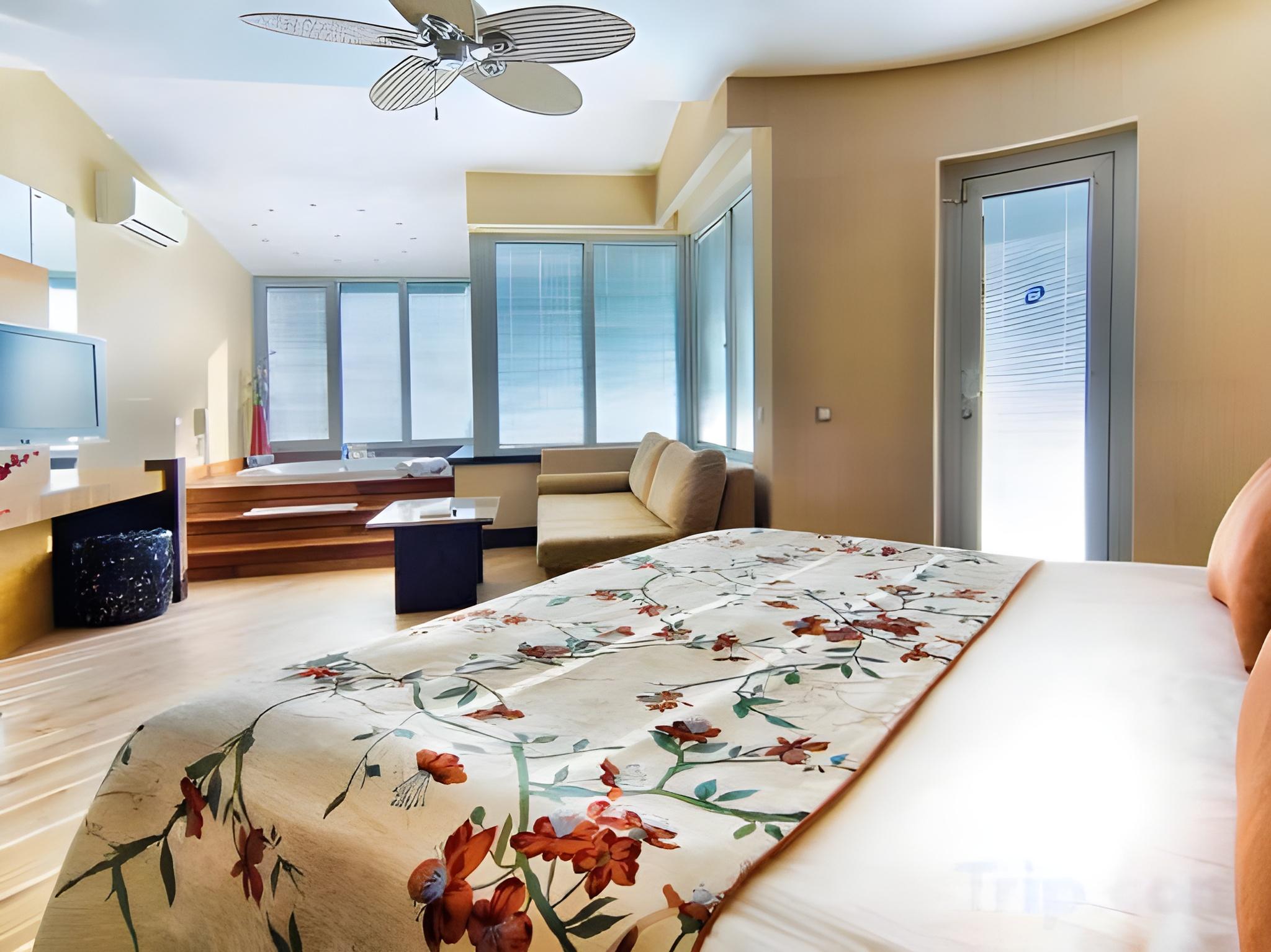 Junior Suite, Queen Bed, Sofa, Limak Lara De Luxe Hotel and Resort 2/2