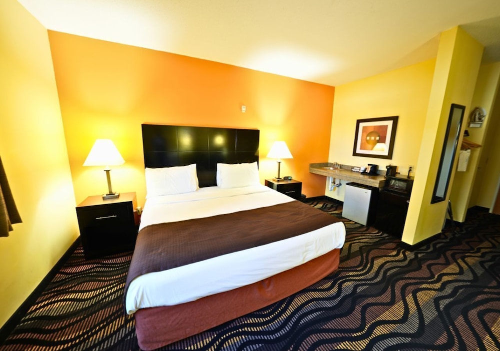 جناح بسرير كينج مع أريكة بحوض جاكوزي، Americinn By Wyndham Streator 3/5