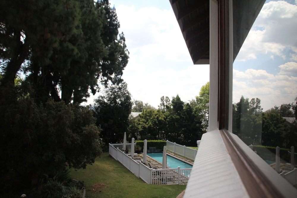 Hyde Park Guest House 66/73
