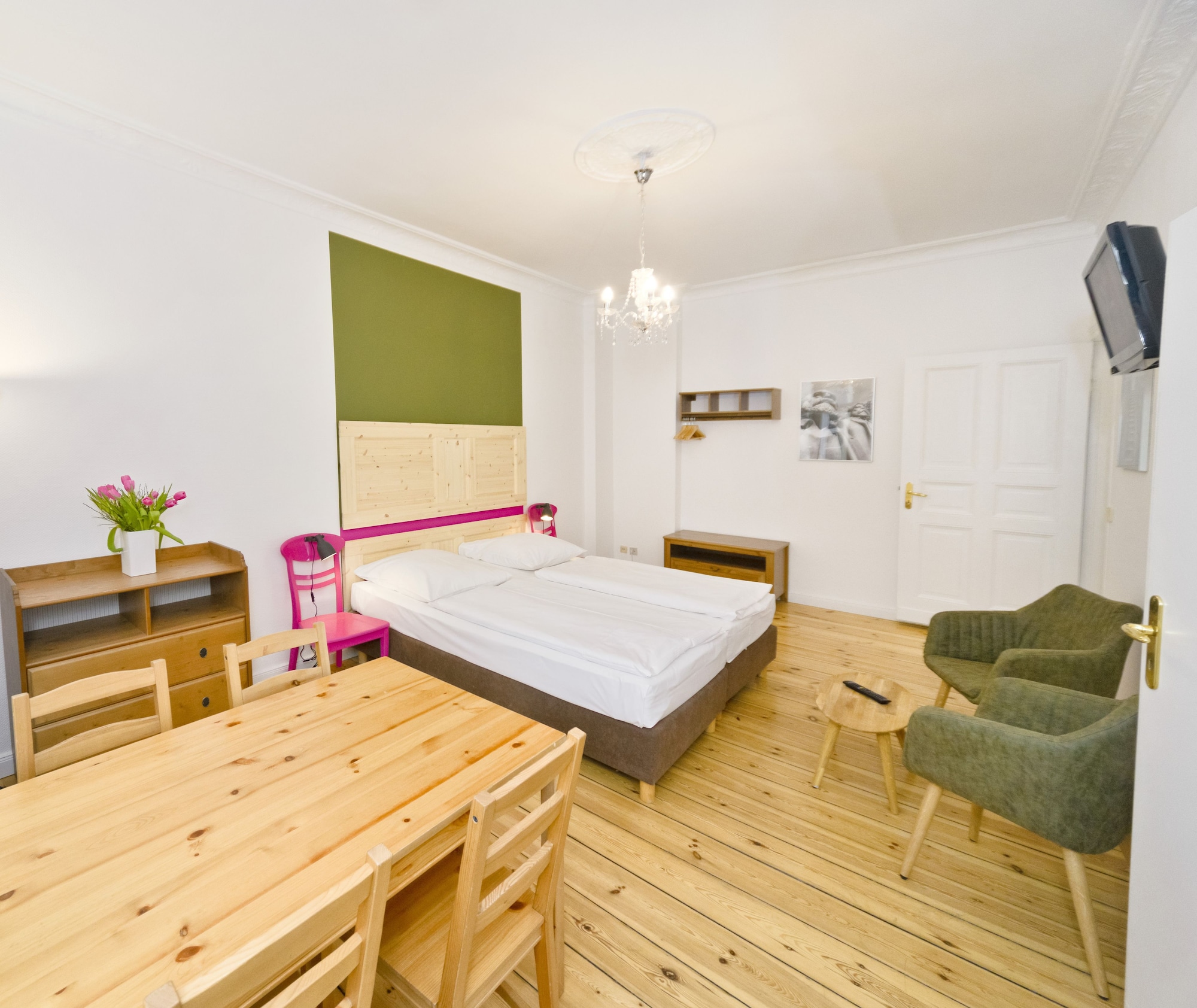 Studio, Twin Beds, Old Town Apartments Schonhauser Allee Berlin 3/9