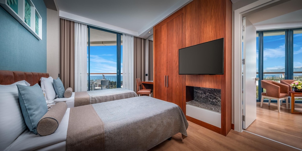 FAMILY ROOM SEA VIEW