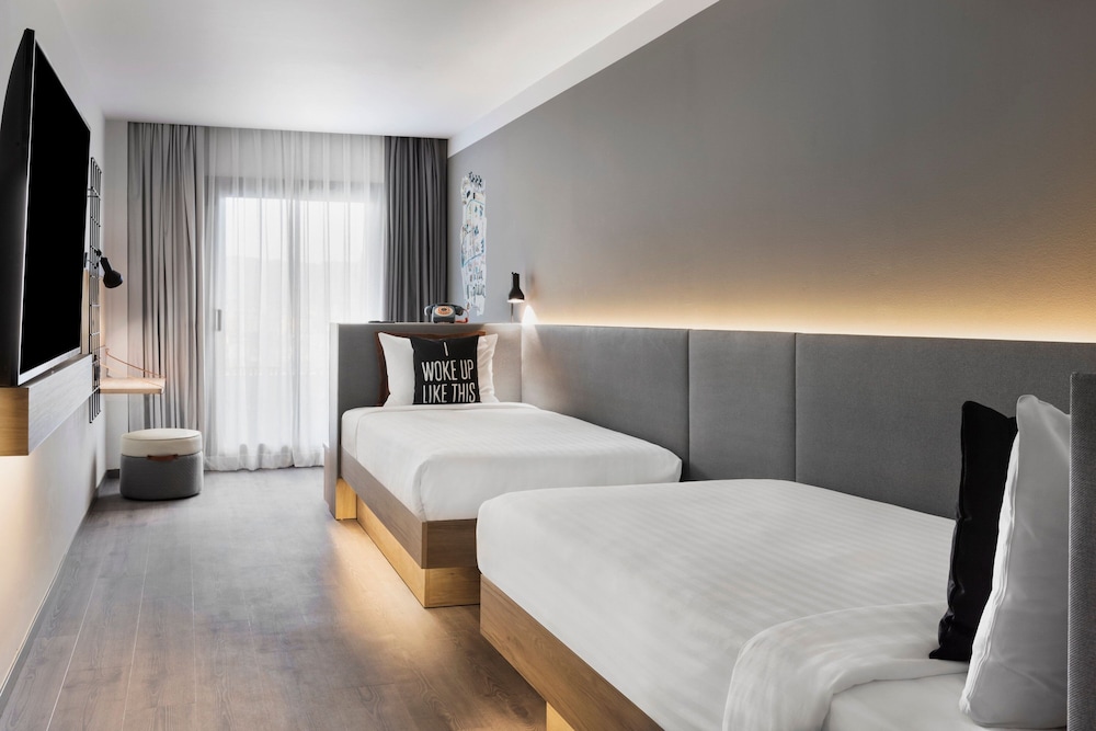 ROOM, TWIN BEDS, CITY VIEW