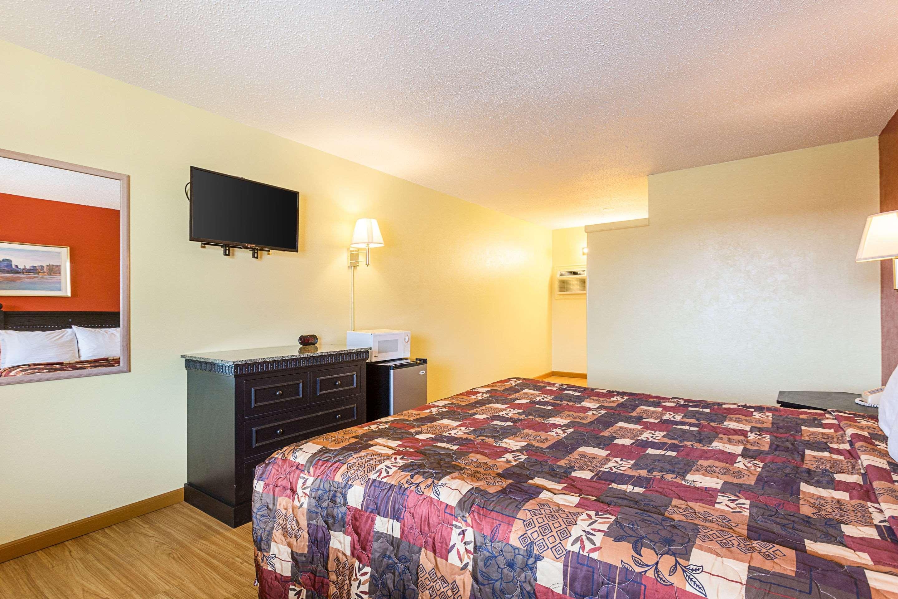 Room, King Bed, Rodeway Inn Roswell West 4/6