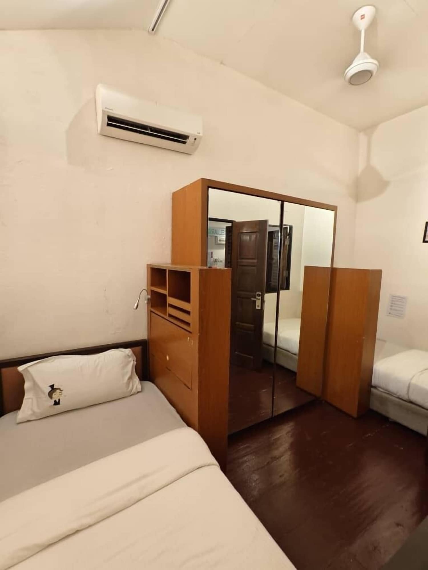 ROOM, TWIN BEDS, SHARED BATHROOM