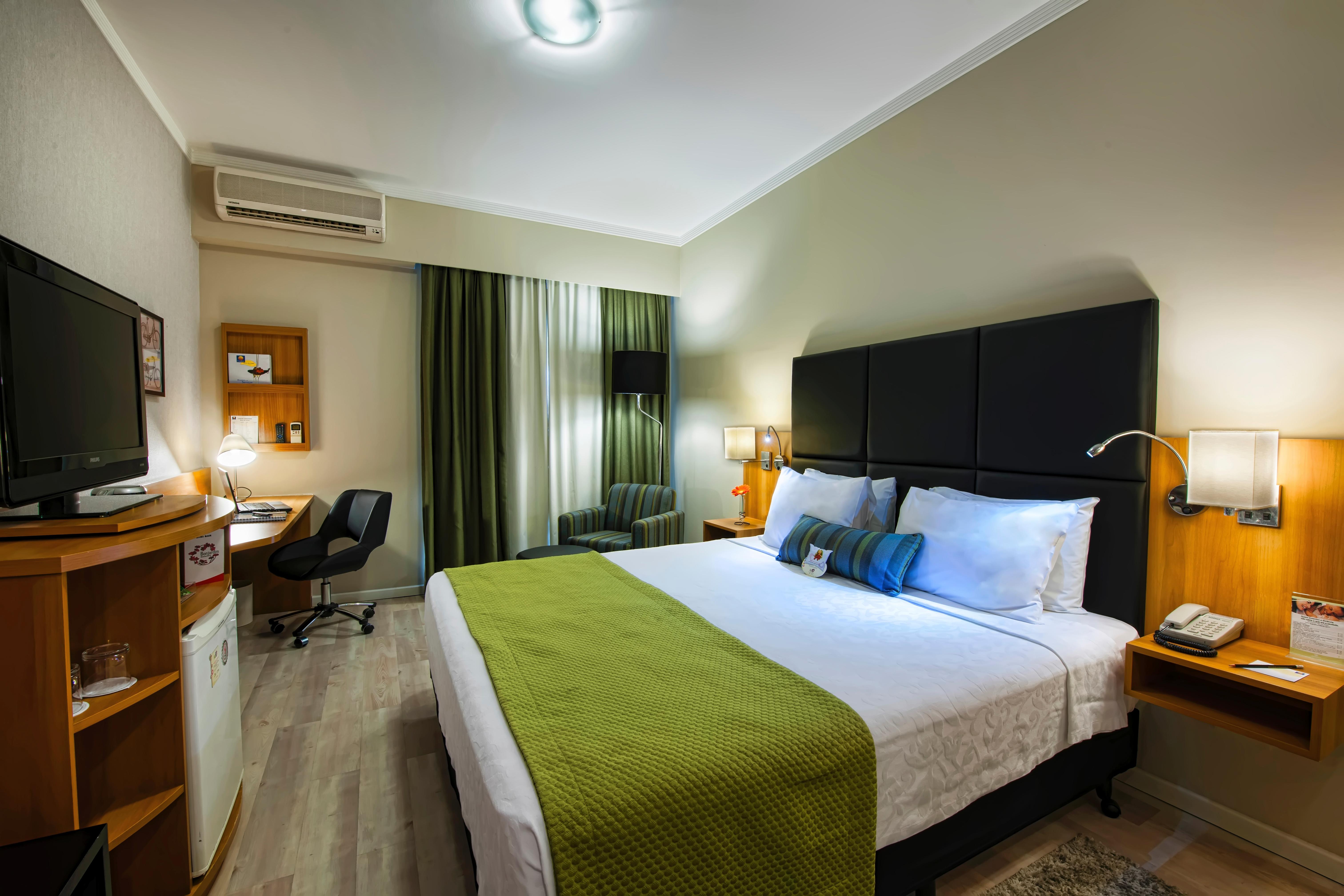 ROOM, QUEEN BED