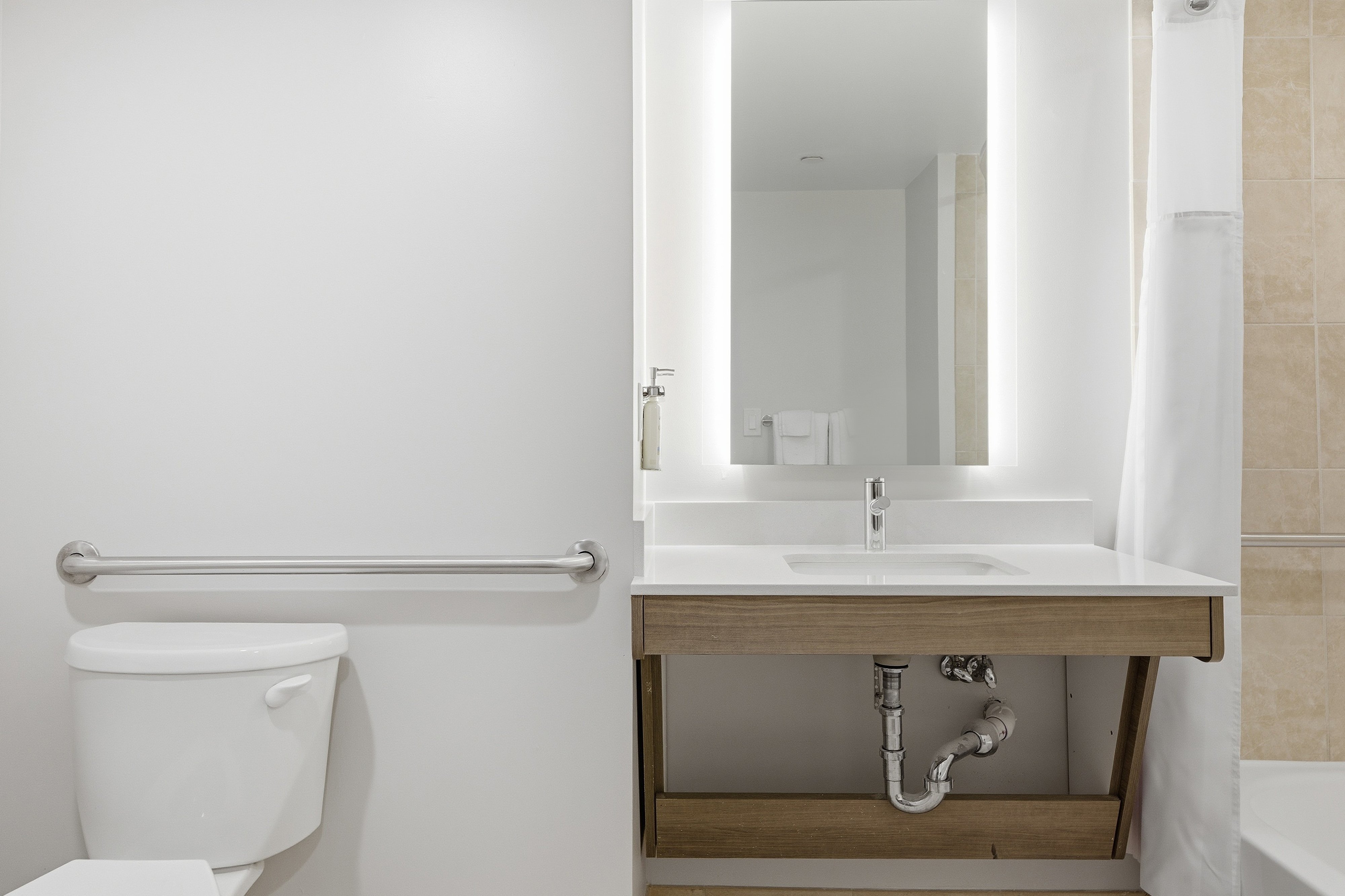 Holiday Inn Express & Suites Raleigh West - Lenovo Center 101/102