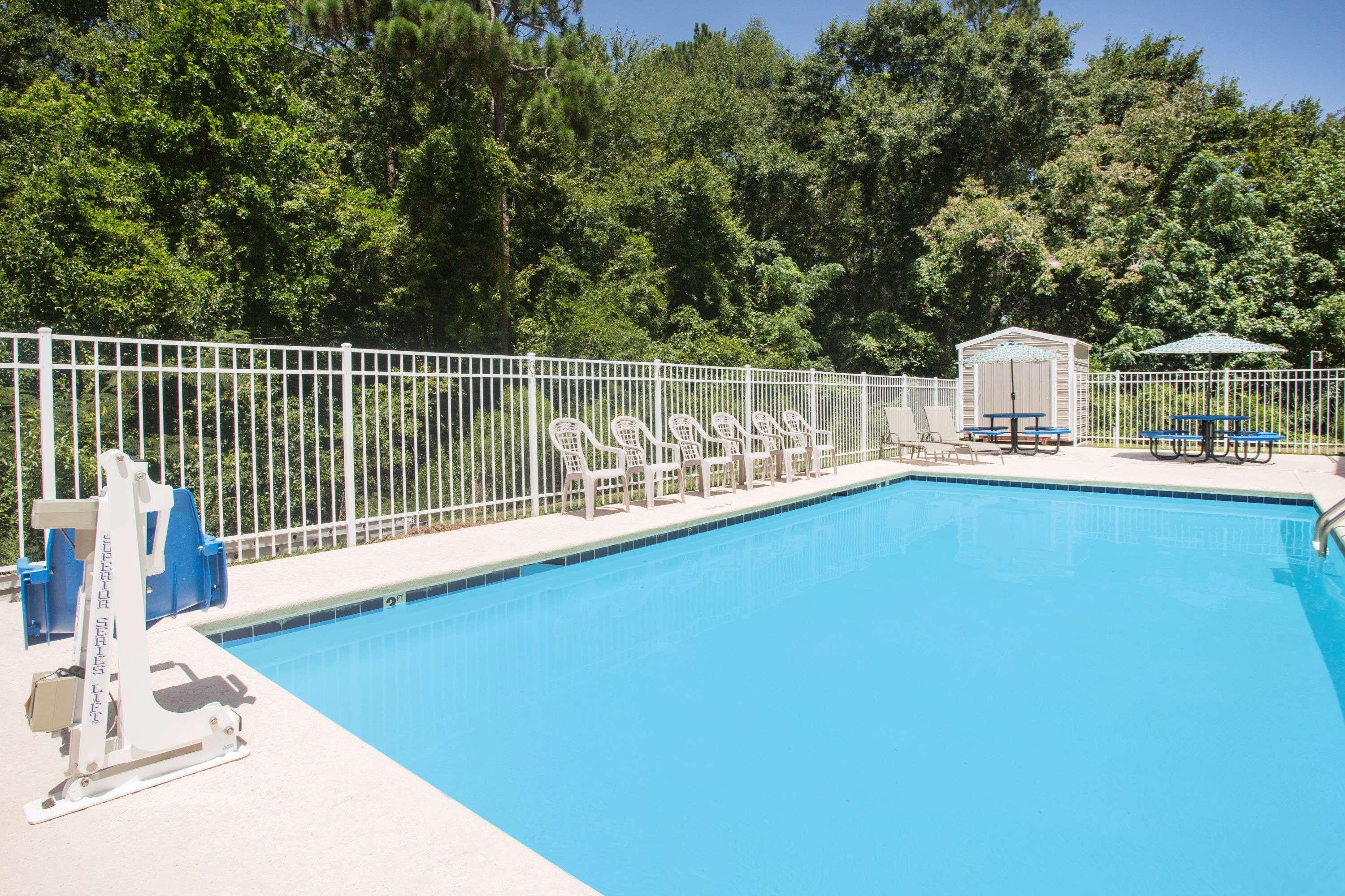Days Inn & Suites by Wyndham Swainsboro 17/21