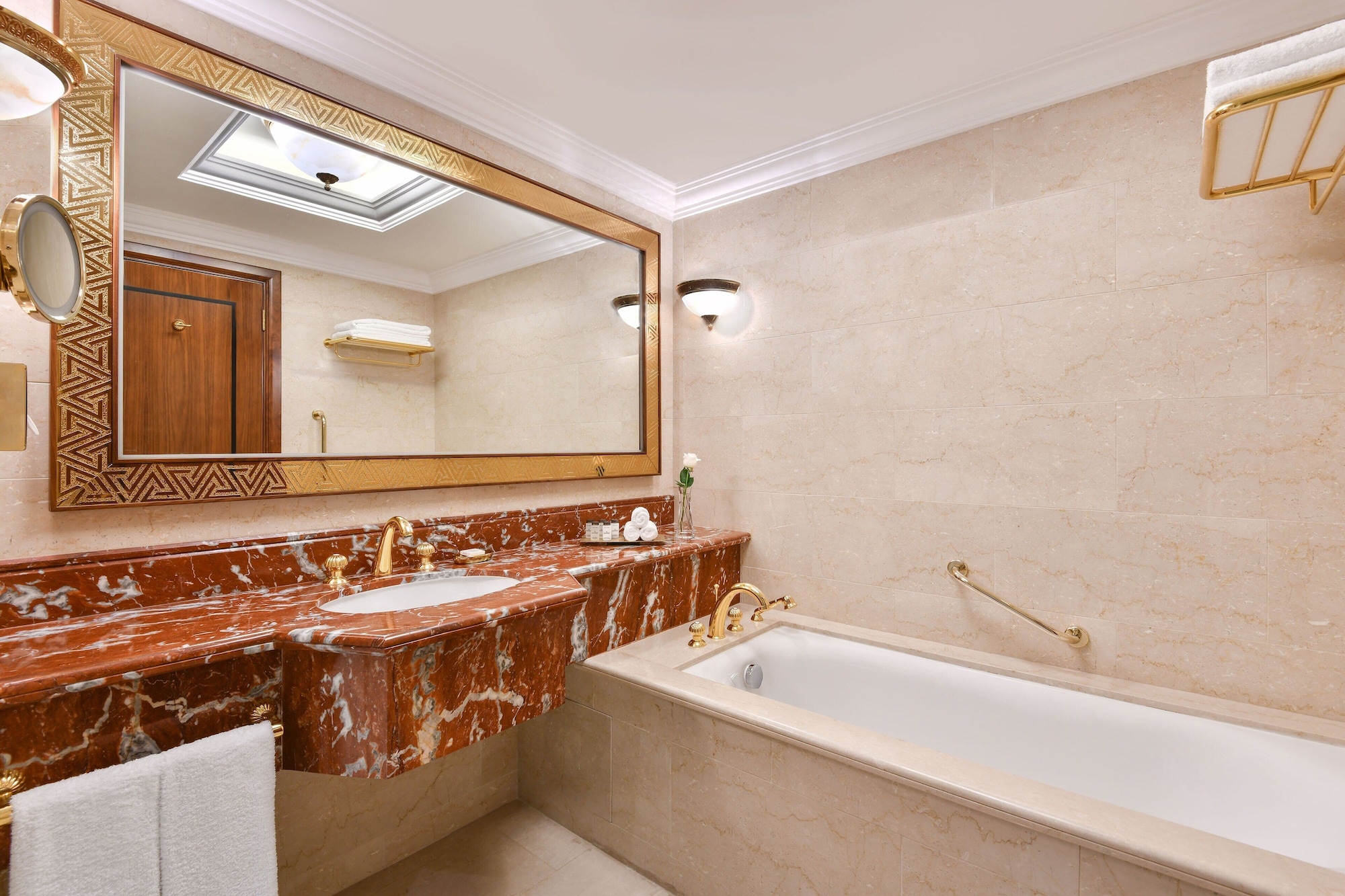 غرفة ديلوكس بسرير كينج بإطلالة على البحر بشرفة، Sheraton Grand Doha Resort & Convention Hotel 4/5