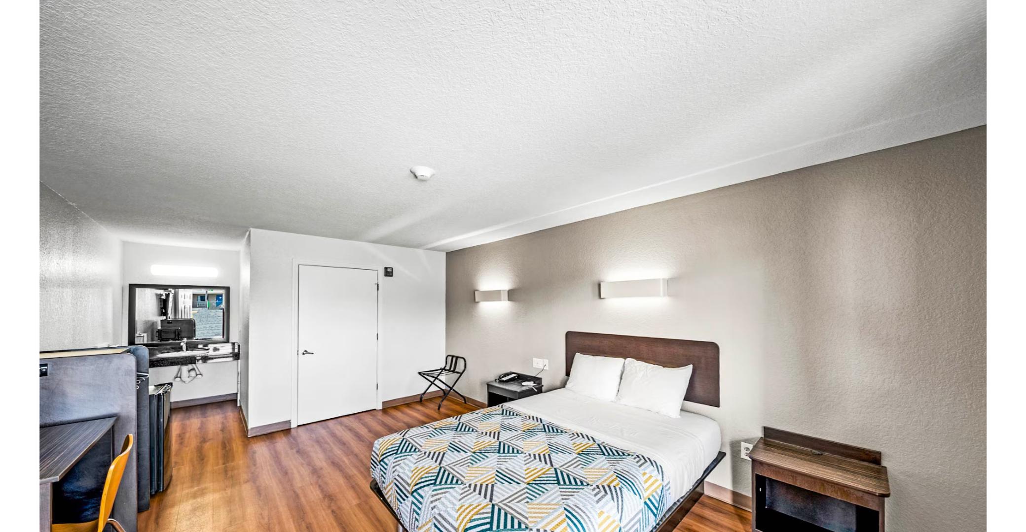 1 Queen Bed - Non-Smoking, Micfridge